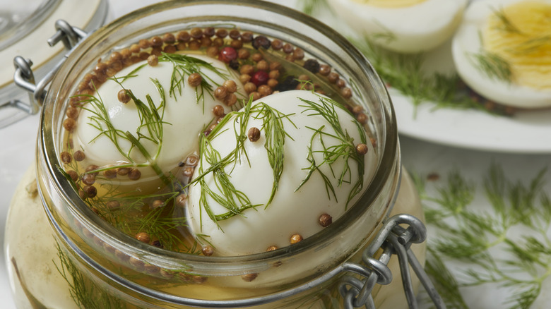 oeufs marinés dans un bocal