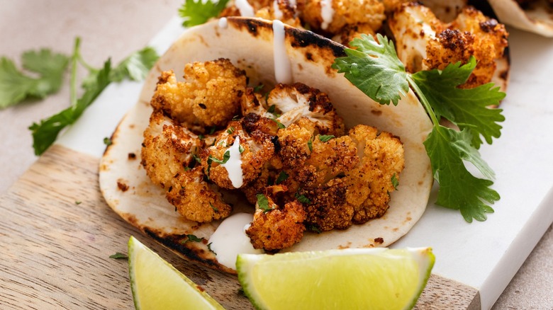 Tacos au chou-fleur rôti avec coriandre et quartiers de citron vert