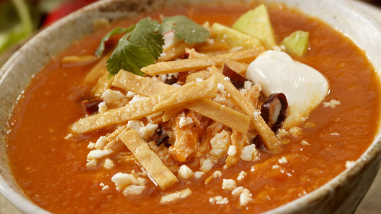 Photographie aérienne d'un bol de soupe aux tortillas