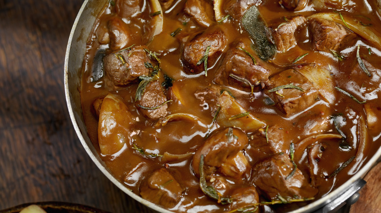 casserole de sauce aux champignons au vin rouge