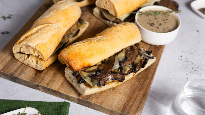 Sandwich à la trempette française aux champignons portobello