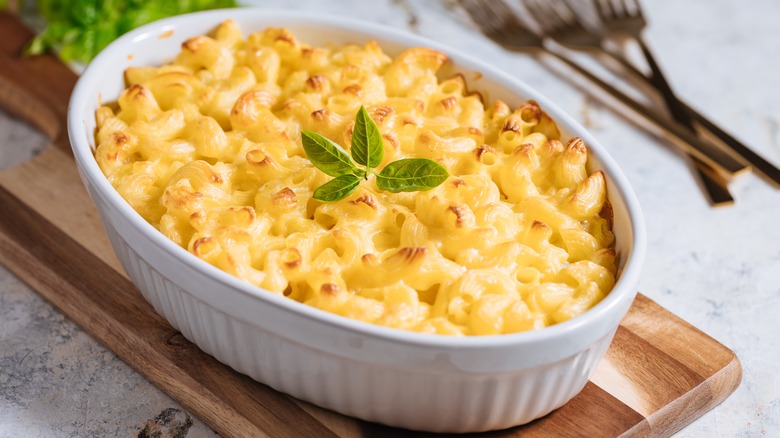 Macaroni au fromage cuit au four dans une cocotte