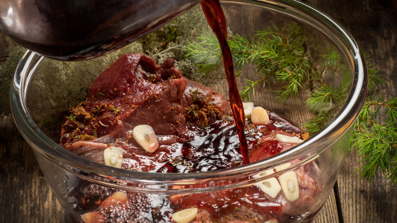 viande crue dans une marinade dans un bol en verre