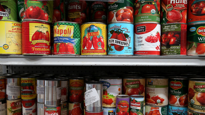 Des boîtes de tomates sur une étagère