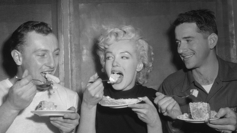 Marilyn Monroe en train de manger