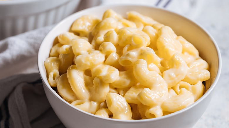 Macaroni au fromage dans un bol