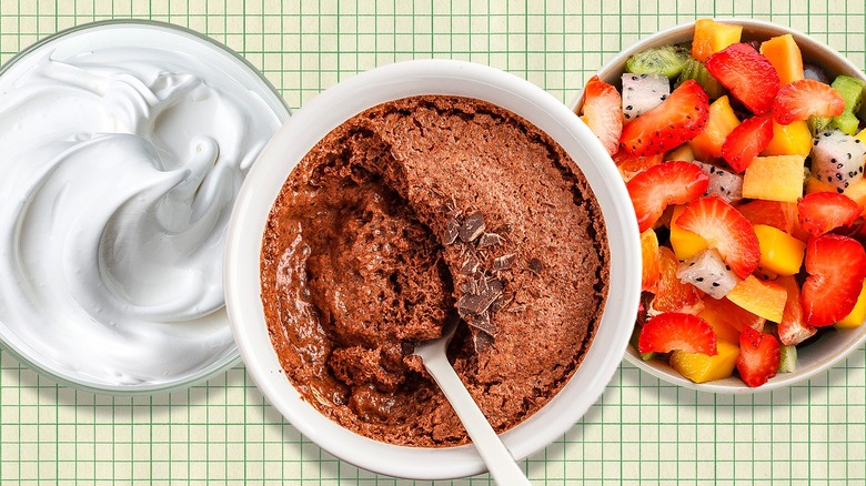 Crème fouettée, mousse au chocolat et fruits