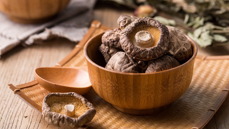 Champignons séchés dans un bol en bois