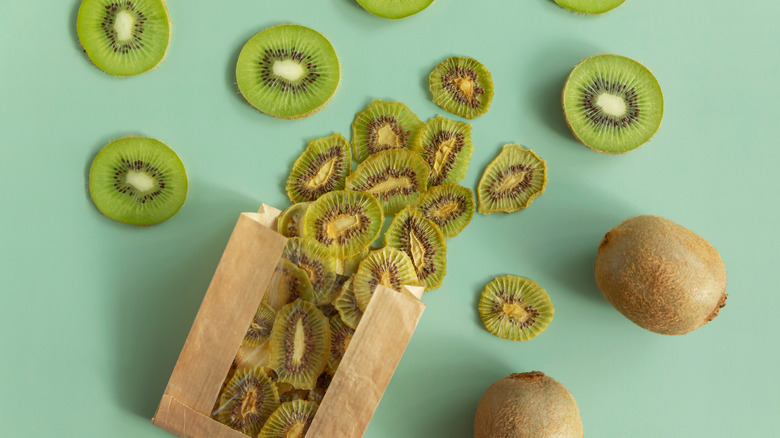 Chips de kiwi à côté de kiwi frais