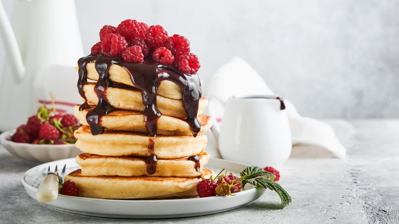 Pile de crêpes aux framboises