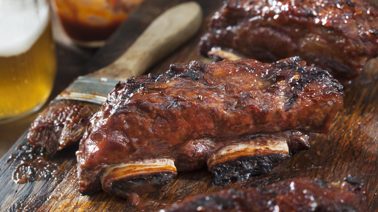 Côtes courtes de bœuf BBQ coupées