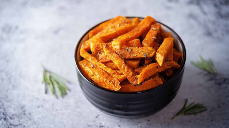 Frites de patates douces dans un bol