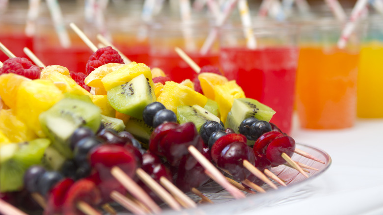 brochettes de fruits servies sur assiette