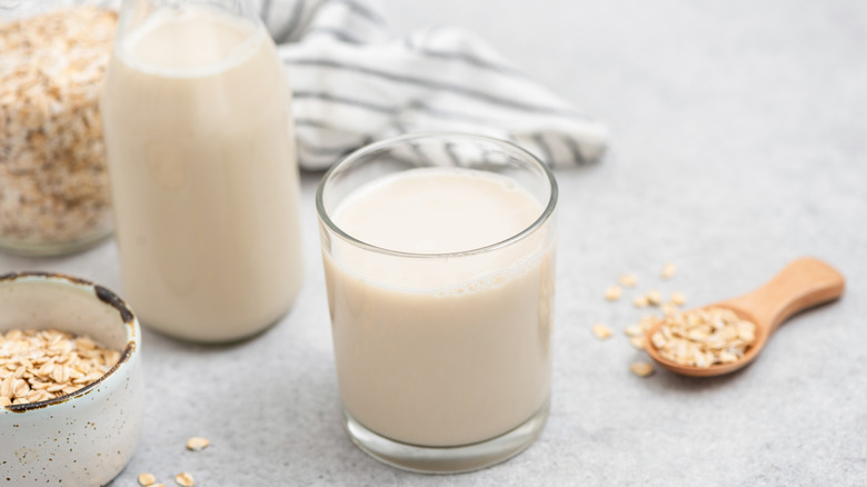 Pot de lait d'avoine sur des flocons d'avoine