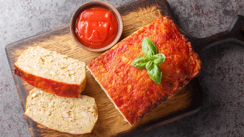 Pain de viande tranché sur une planche à découper