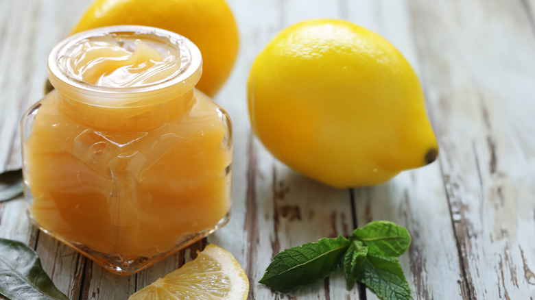 Ouvrir un pot de lemon curd avec un citron