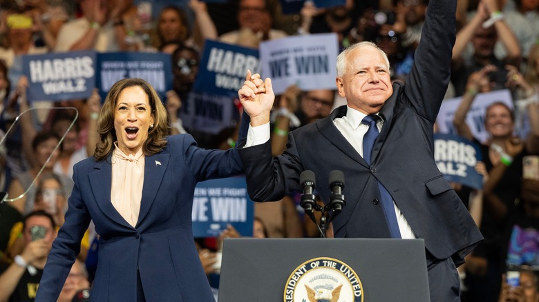 Tim Walz et Kamala Harris lors d'un rassemblement