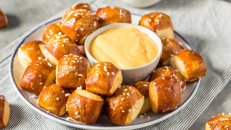 fromage de pub avec des bouchées de bretzel