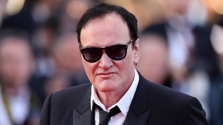 Quentin Tarantino avec des lunettes de soleil