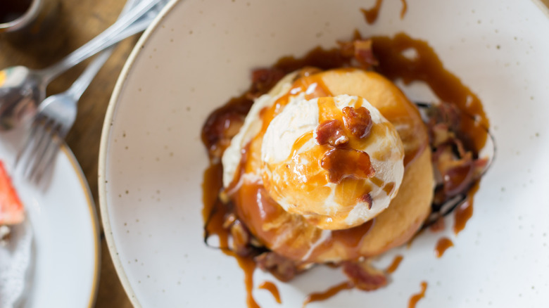 glace aux beignets et au bacon