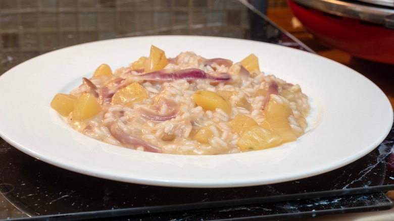 risotto aux pommes de terre dans un bol blanc