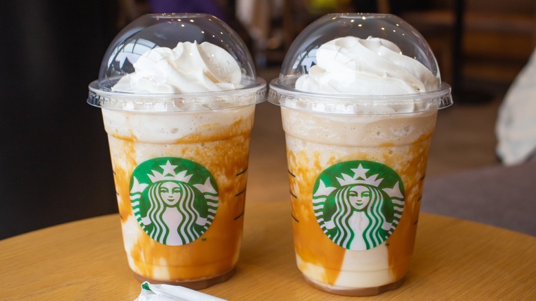 deux frappuccinos Starbucks sur la table