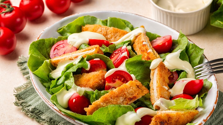 salade avec tomates et vinaigrette