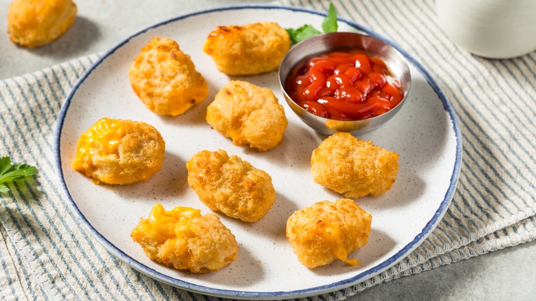 beignets de macaroni au fromage avec trempette