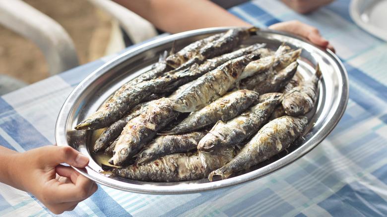 sardines cuites sur un plateau