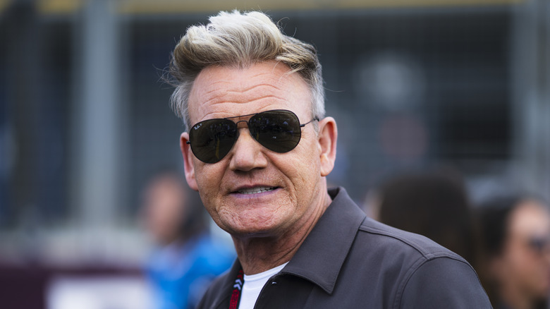 Gordon Ramsay portant des lunettes de soleil