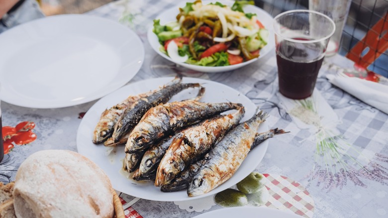 Sardines grillées, salade et vin