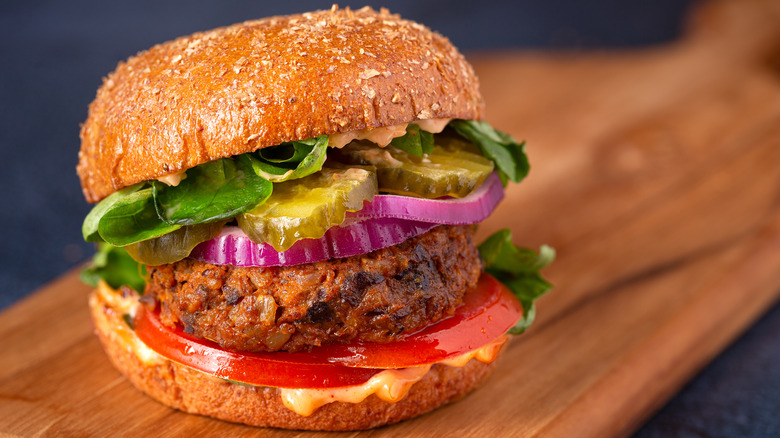 burger aux haricots noirs sur planche à découper en bois