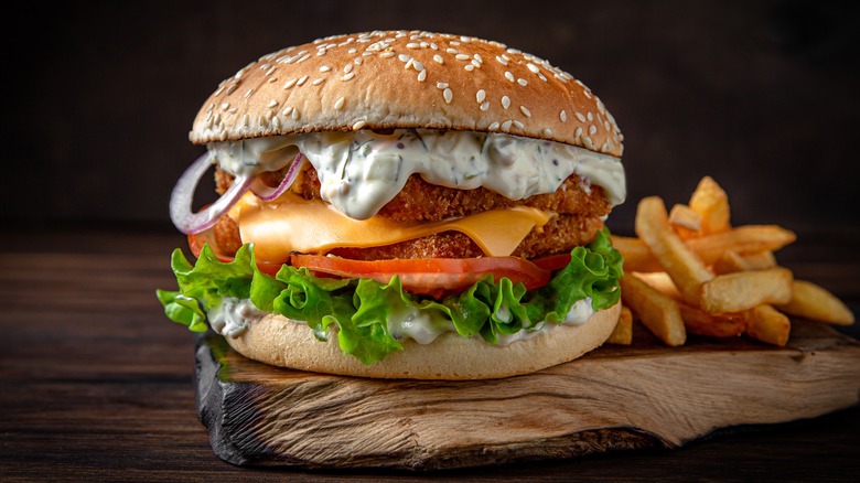 burger de poisson avec frites