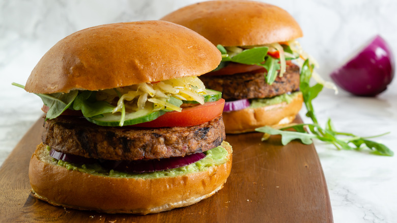 hamburgers aux haricots noirs sur planche de bois