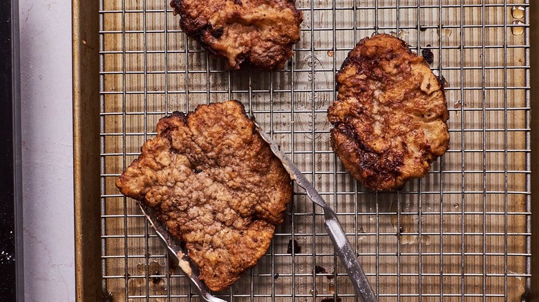 Steak de poulet frit sur une grille