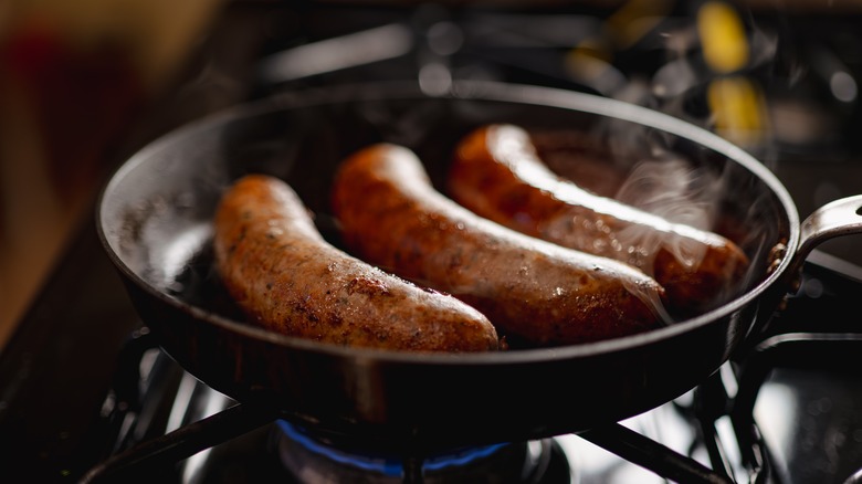 Cuisson de la saucisse dans une poêle en fonte