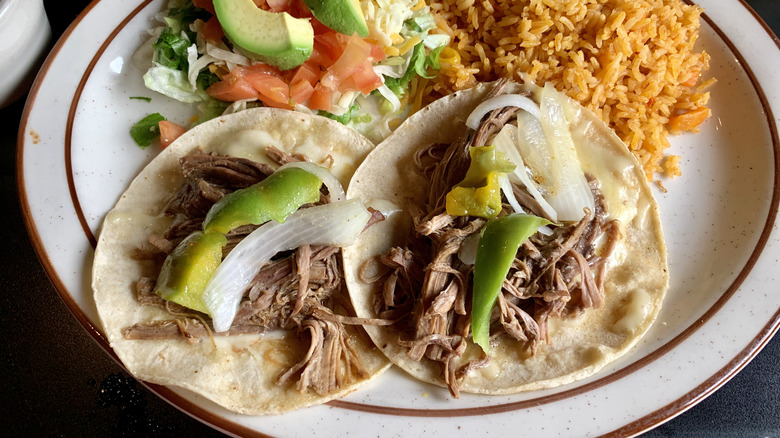 tacos à la poitrine de bœuf avec riz et salade