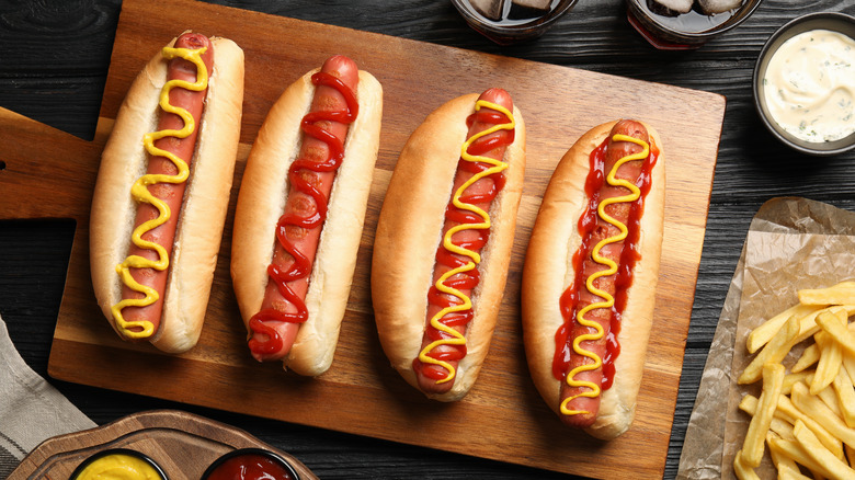 plateau de hot-dogs avec ketchup et moutarde