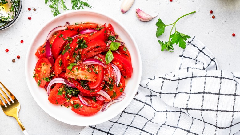 salade de tomates et d'oignons