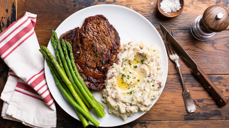 steak avec purée de pommes de terre et haricots verts