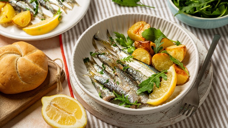 assiette de sardines aux herbes et au citron