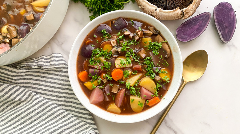 Bol de pot-au-feu aux champignons