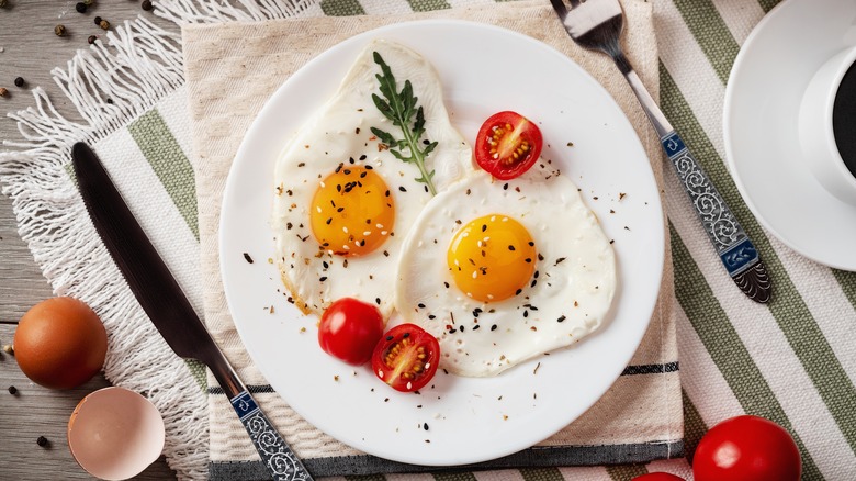 Oeufs au plat dans une assiette