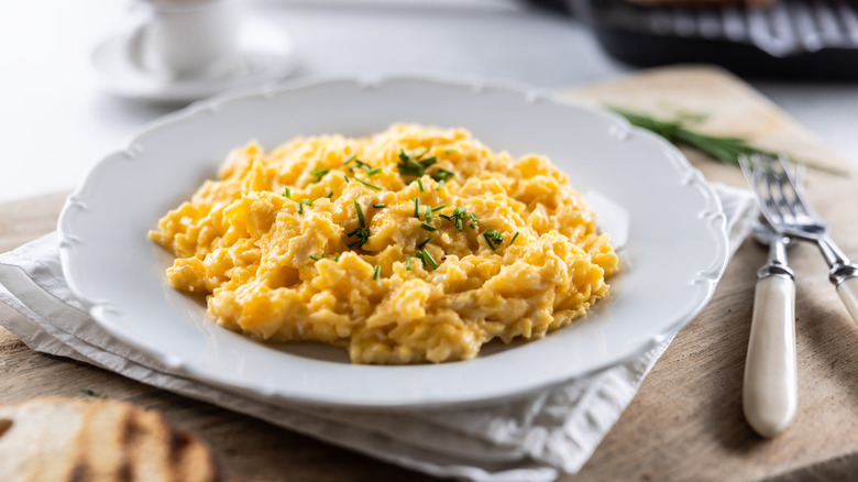 Oeufs brouillés à l'assiette