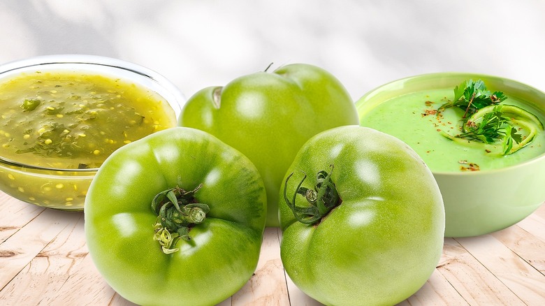 Tomates vertes avec soupe et salsa