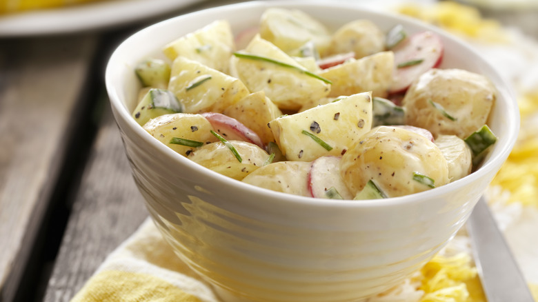 Gros plan d'un bol de salade de pommes de terre maison