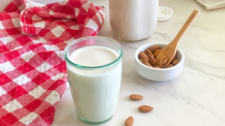 Lait d'amande frais et amandes crues