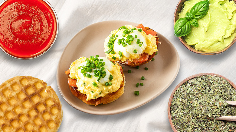 Oeufs Bénédicte, sauce, purée d'avocat, herbes et gaufre