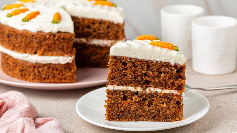 Gâteau aux carottes entier avec tranche sur assiette