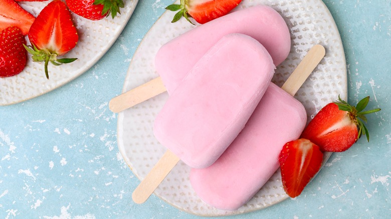 assiette de sucettes glacées au yaourt à la fraise